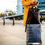 femme avec bagages attend taxi