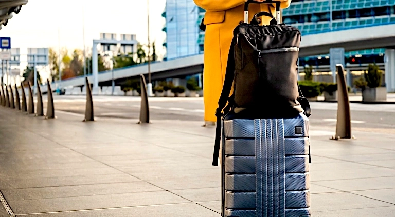 femme avec bagages attend taxi