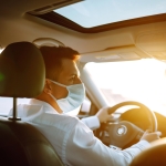 chauffeur de taxi au volant entrai de conduire