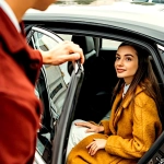chauffeur taxi aeroport ouvre porte passager