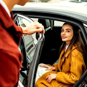 chauffeur taxi aeroport ouvre porte passager