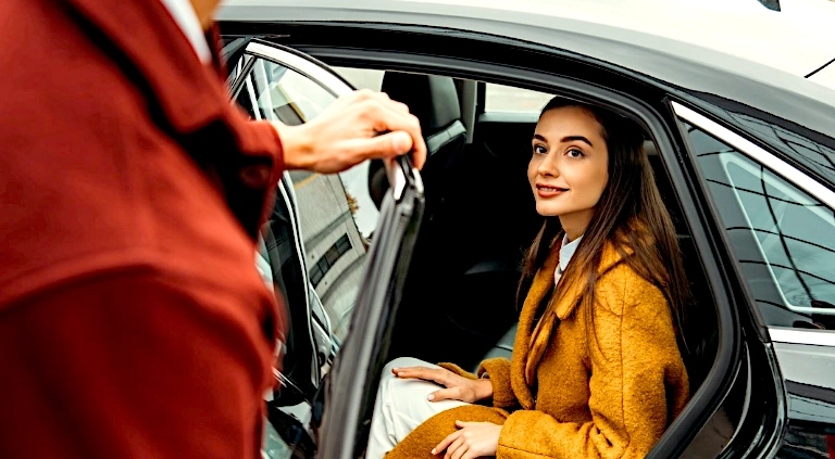 chauffeur taxi aeroport ouvre porte passager