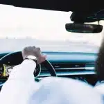 chauffeur taxi au volant vu de dos