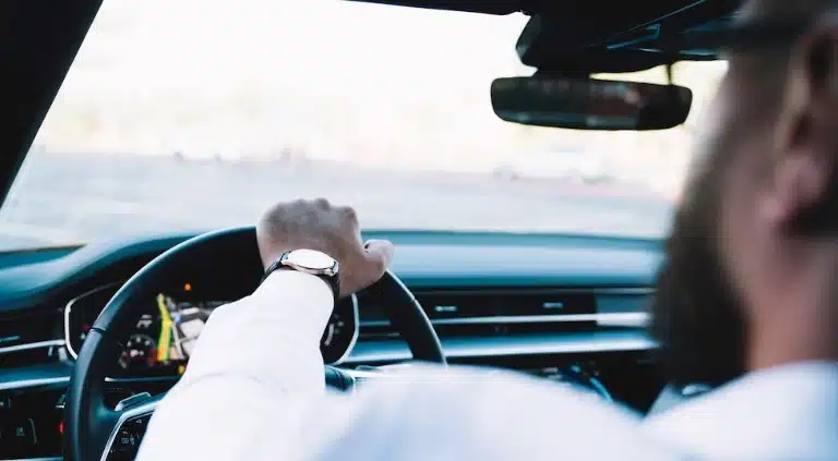chauffeur taxi au volant vu de dos