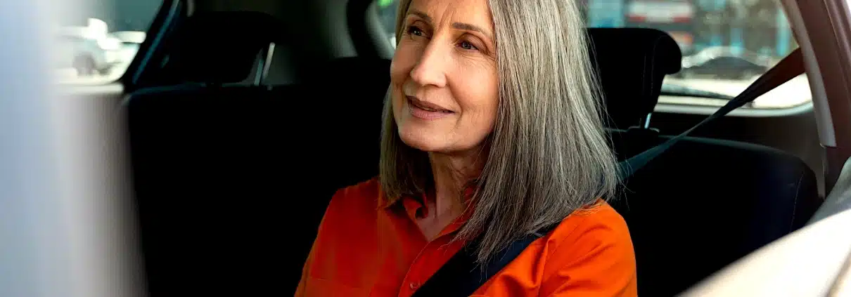 passager femme assise dans taxi