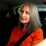 passager femme assise dans taxi