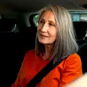 passager femme assise dans taxi