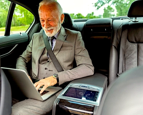passager dans intérieur de taxi confortable passager avec ordi sur les genoux dans intérieur taxi confortable