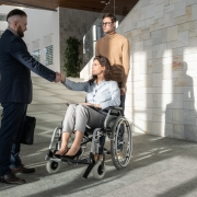 Couple devant hôpital marseille attend taxi