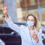 femme hélant un taxi dans la rue