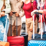 Groupe de personnes avec valises attend taxi